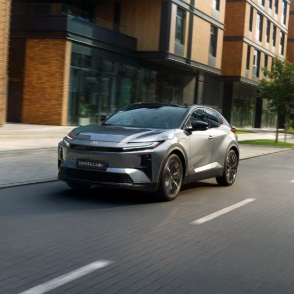 Sidarbinis įmonės automobilis TOYOTA stovi kieme.