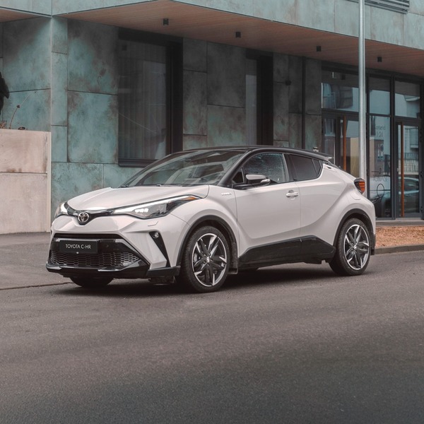 Toyota automobilis paparkuotas gatvėje prie pastato