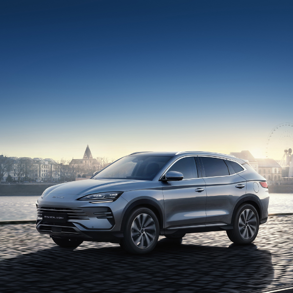 Pilkas „BYD Seal U“ SUV automobilis stovi ant grindinio