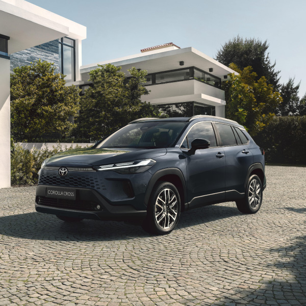 Juodas įmonės automobilis TOYOTA stovi kieme.