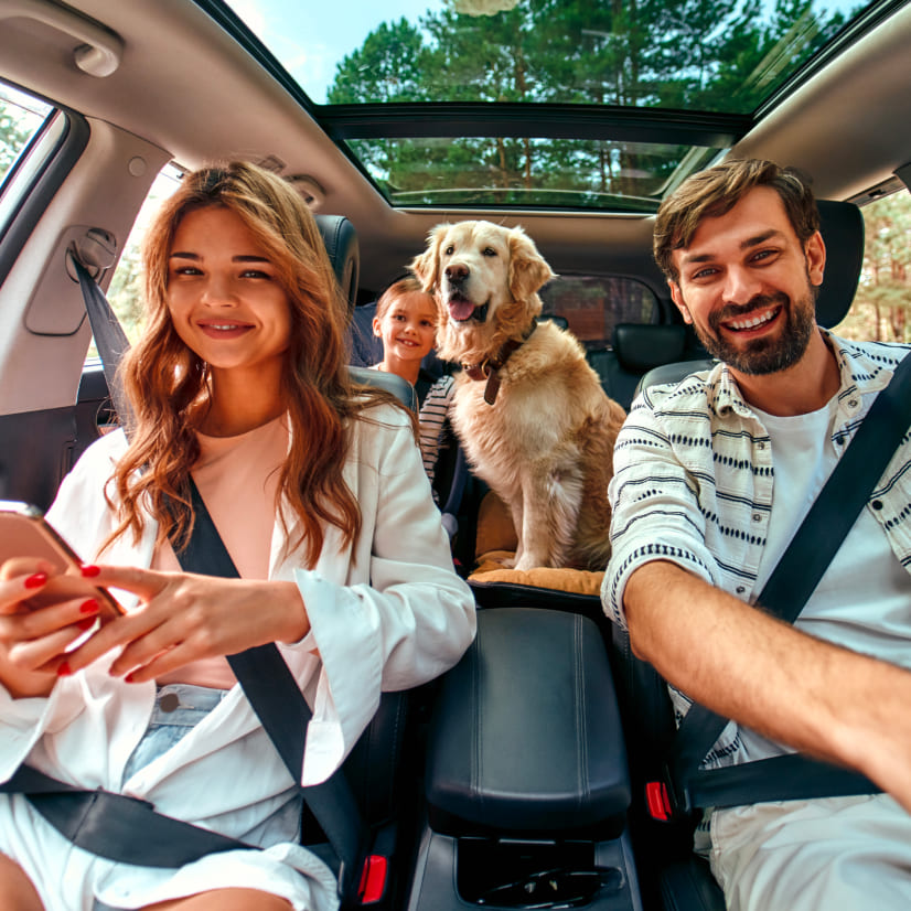 Счастливая семья путешествует на автомобиле, застрахованном по страховке Каско.