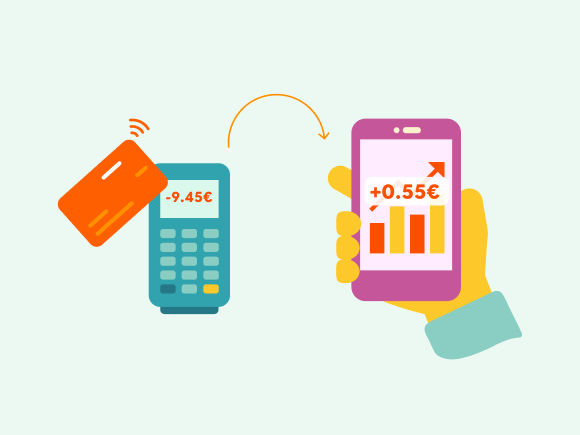 Asmuo atsiskaito kortele, o ekrane rodomas išmanusis telefonas su augančiu investicijų grafiku. Užrašas „Mini Invest – investuokite mažomis sumomis kiekvieną kartą atsiskaitant kortele“.