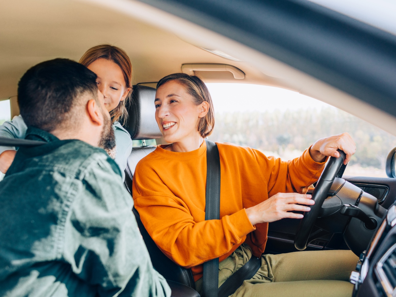 Šeima džiaugiasi nauju su paskola įsigytu automobiliu